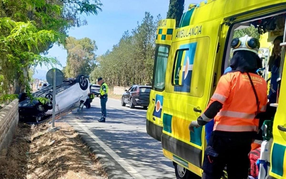 Efectivos intervienen en un accidente en la A-367 en Cuevas del Becerro