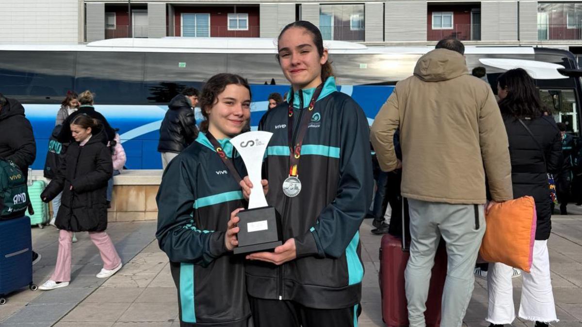 Victoria García y Teresa Mayen, con la medalla conquistada en Zaragoza.
