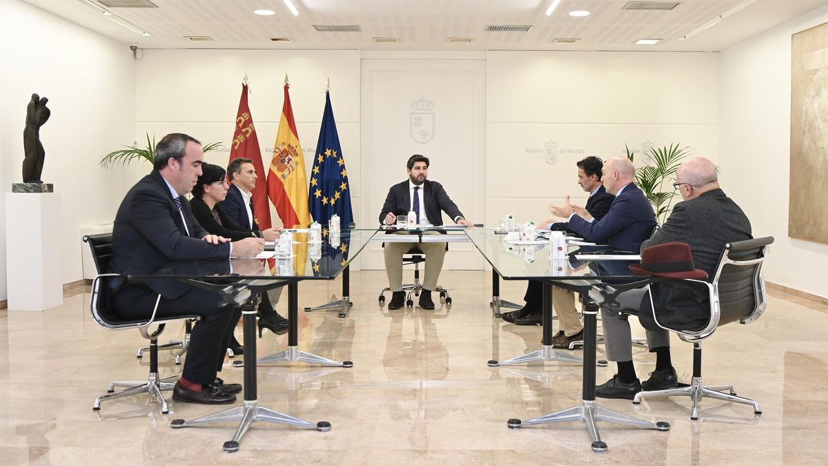 El jefe del Ejecutivo regional, Fernando López Miras, se reúne con la junta rectora del Colegio del Colegio de Ingenieros de Caminos de la Región de Murcia.