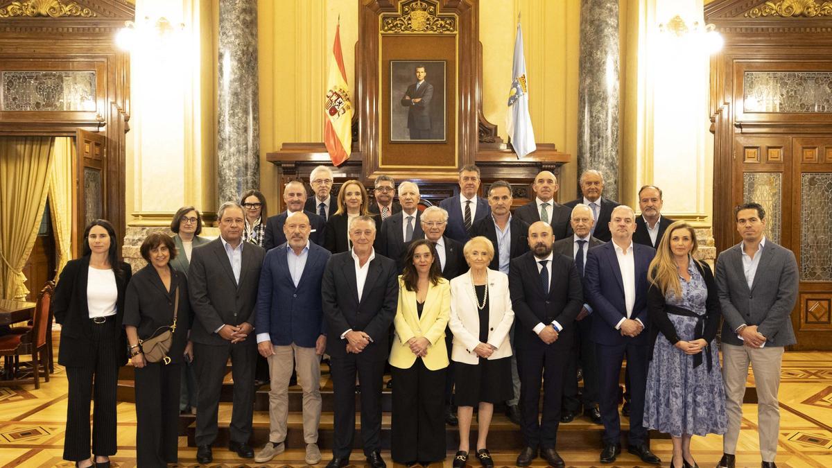La alcaldesa, con promotores de la universidad privada Emilia Pardo Bazán y representantes de su Consejo Asesor Empresarial, en el Ayuntamiento de A Coruña.