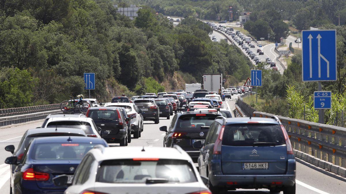 A les carreteres gironines, s'esperen retencions durant tota la tarda a les principals carreteres d'accés a la Costa Brava