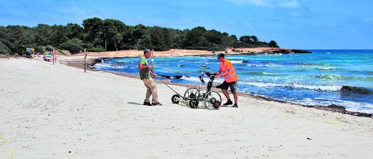 Prospecciones en la playa de sa Coma.