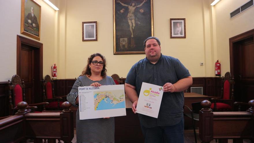 Maria José Aguiló y Joan Gaspar Vallori muestran el mapa de Alcúdia en braille.