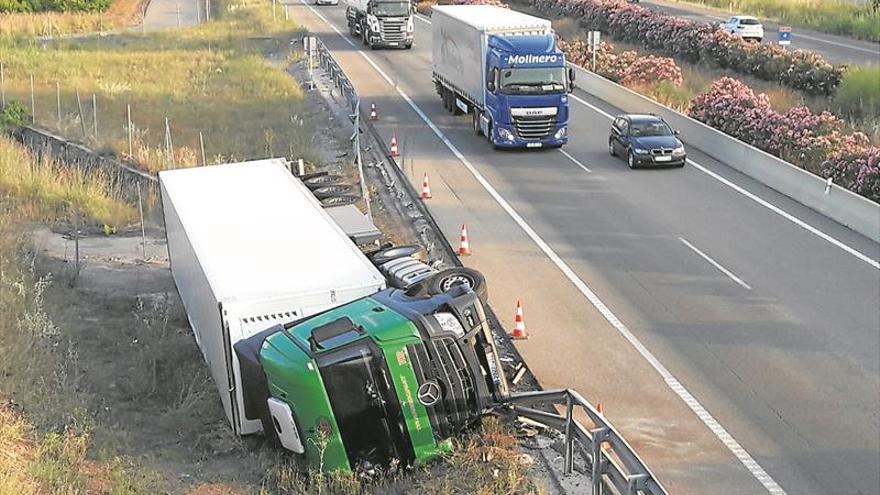 Vuelca en Nules un camión frigorífico lleno de patatas