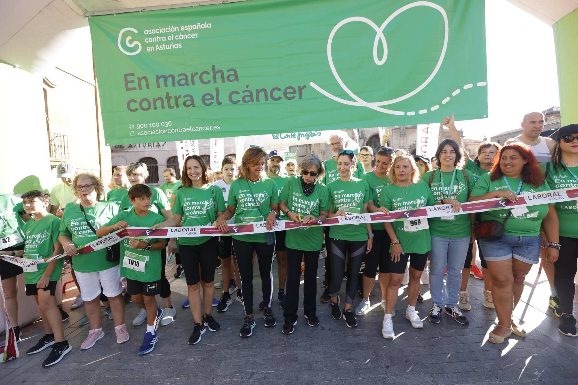 Marea verde de 1.500 corredores contra el cáncer en Oviedo