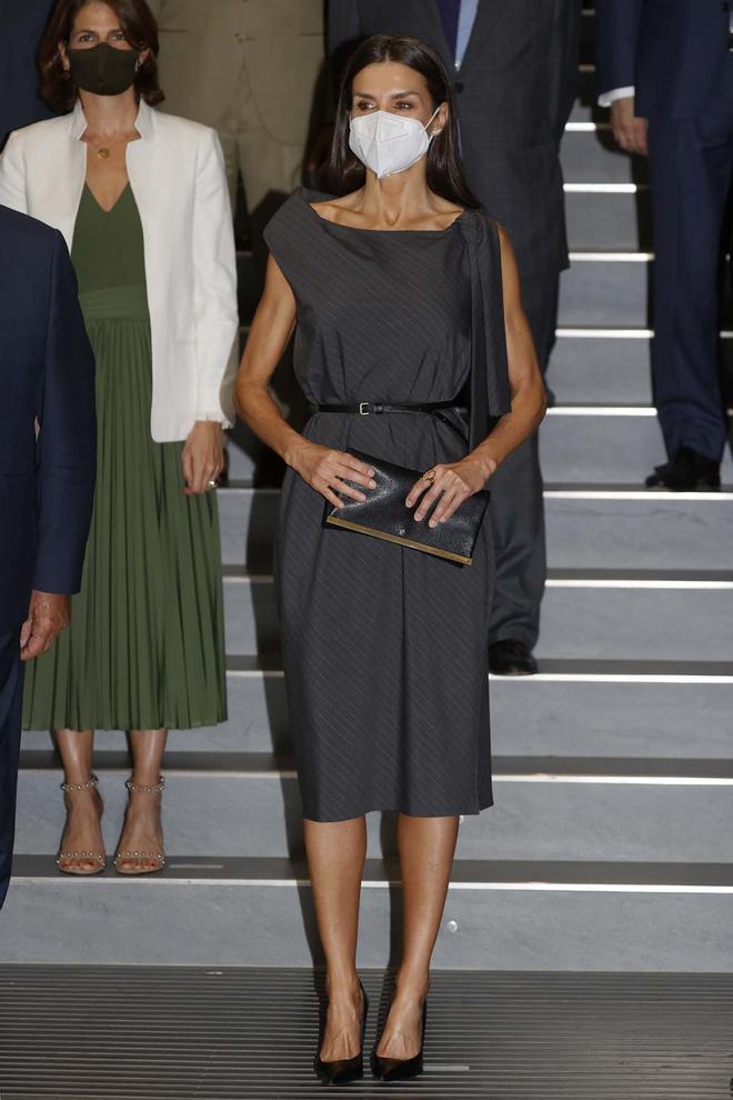 La reina Letizia, con vestido gris asimétrico, en la reunión de la FAD