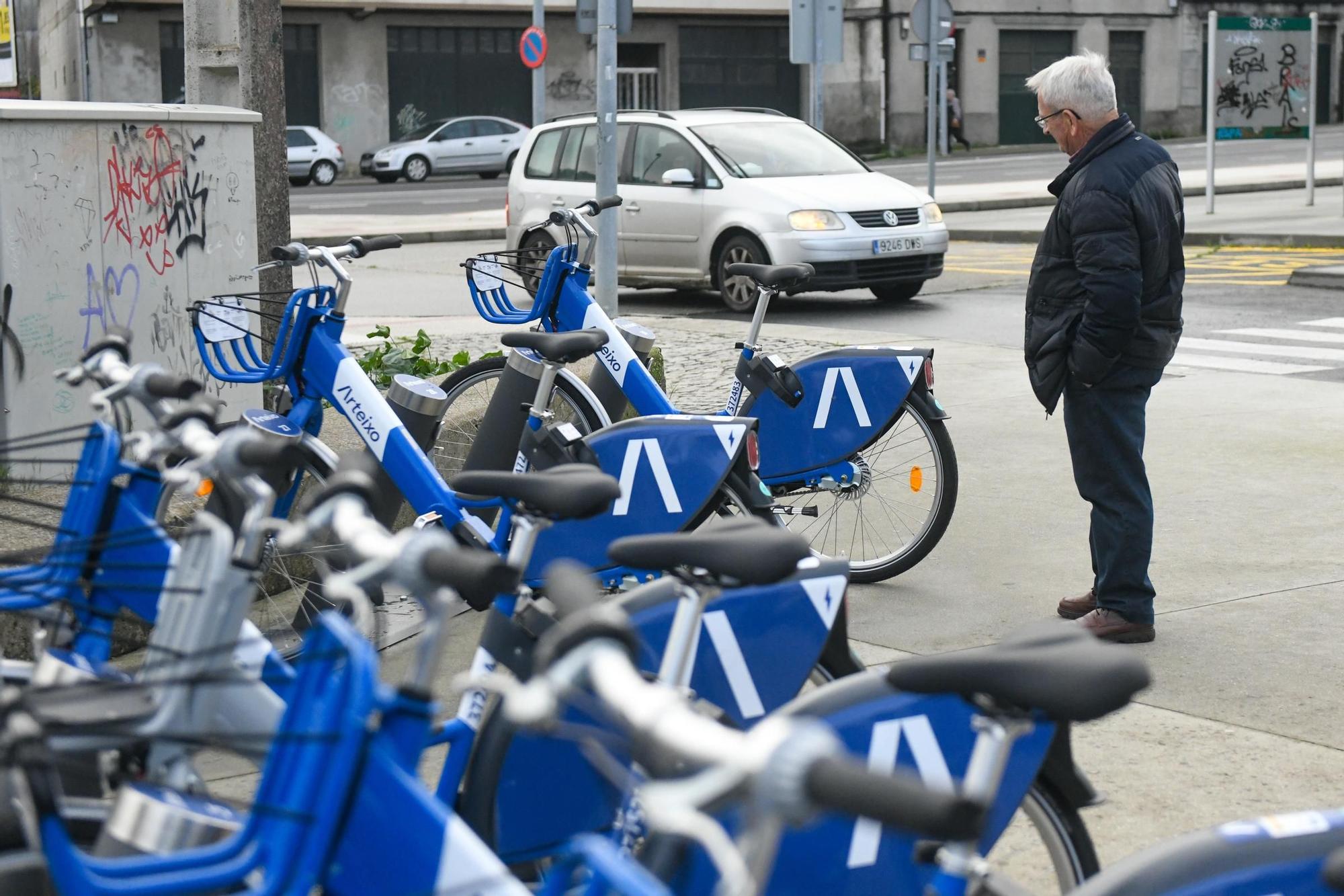 Arteixo estrena su sistema de alquiler de bicis