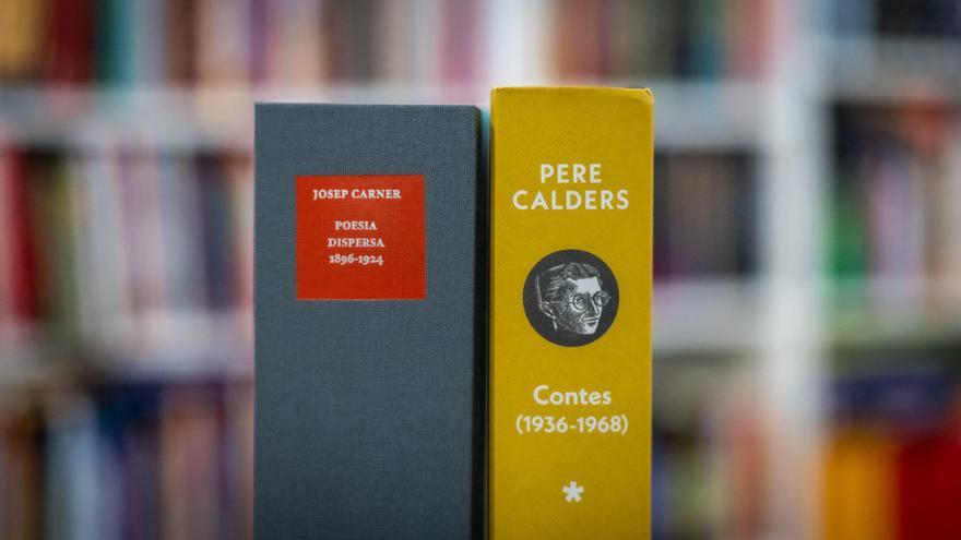 El volum de poesia completa de Josep Carner i un recull de contes de Pere Calders a la llibreria Strogoff.