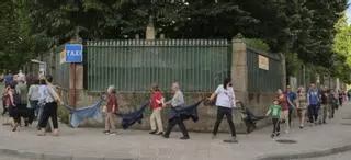 Una cadena humana abraza el Jardín del Posío contra la tala de árboles centenarios