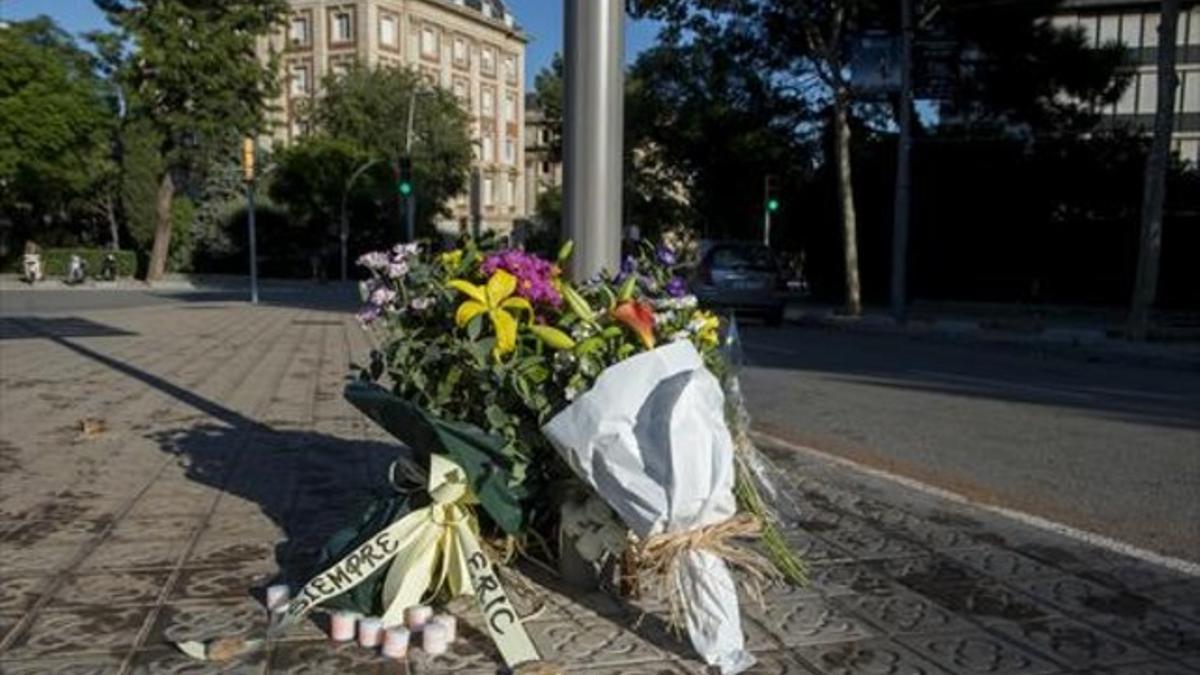 Flores en Pedralbes 8 En memoria de las víctimas, ayer.