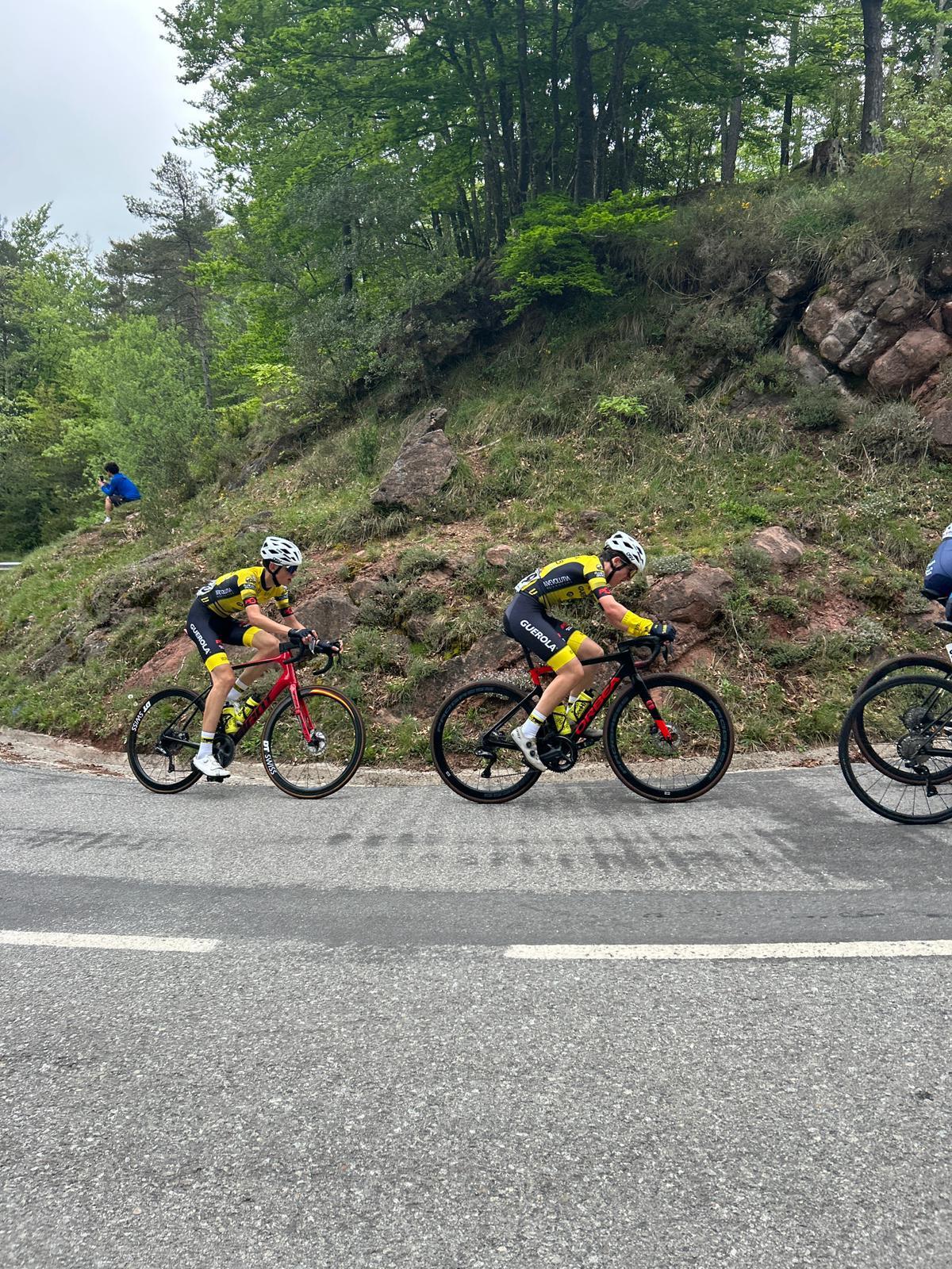 Ciclistas del CC Ontinyent durante la primera etapa de la Volta a Girona.