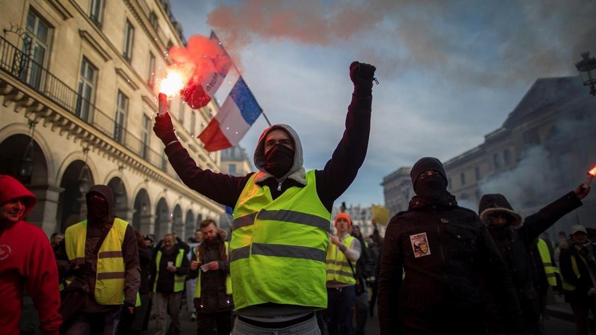 Manifestantes durante la huelga general de este martes en París.