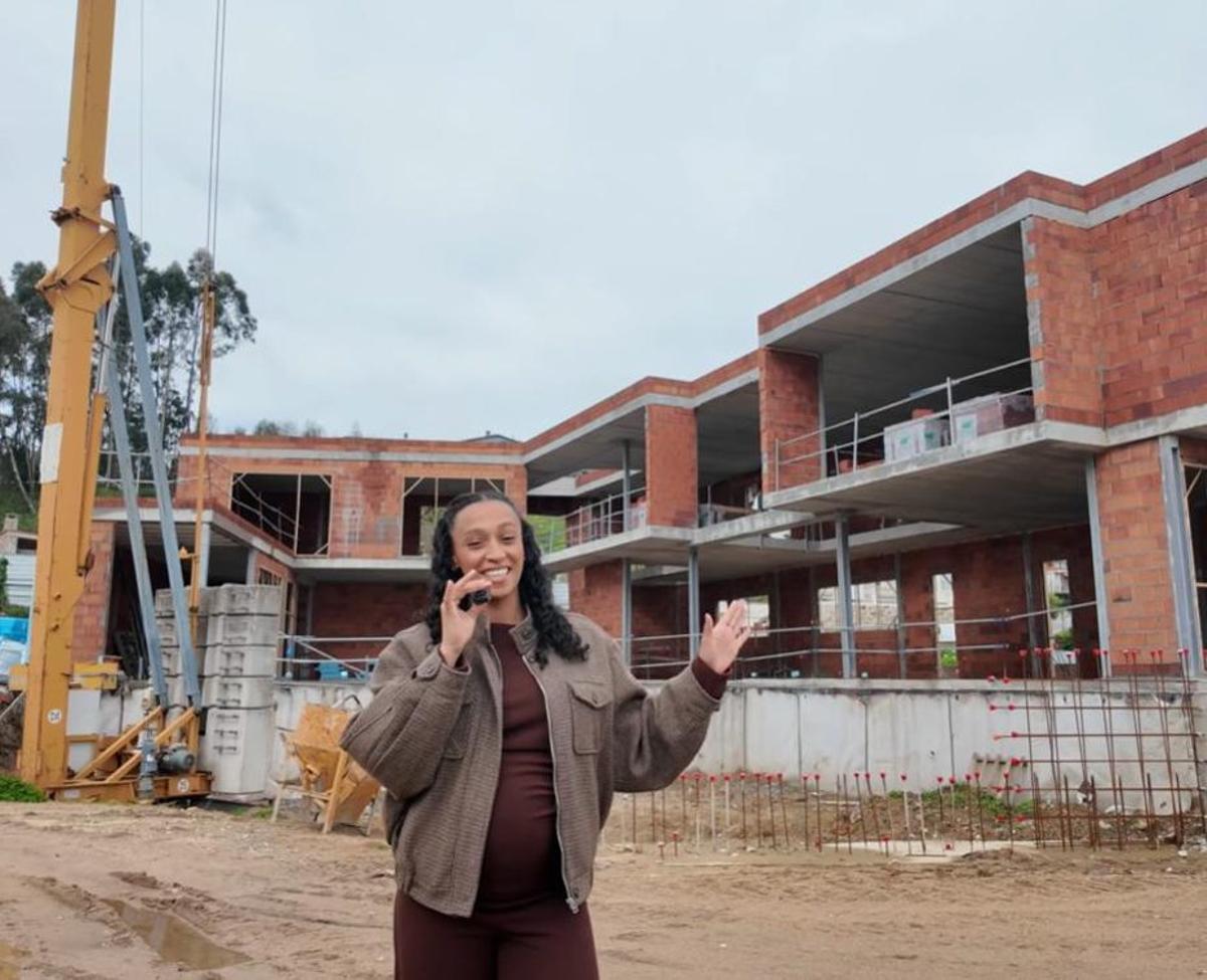 Ana Peleteiro, ante la obra de su casa, que ha enseñado en YouTube. | YOUTUBE