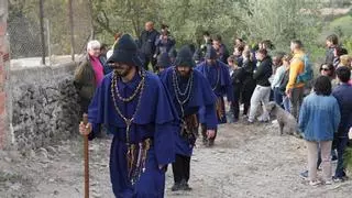 La rogativa de Els Pelegrins de les Useres con plegarias más que nunca por la lluvia: las mejores fotos y vídeos