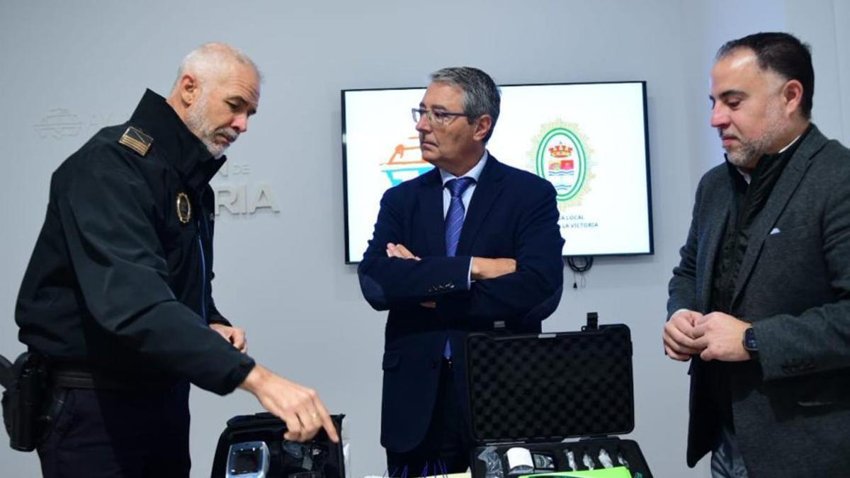 Salado, en el centro, durante la presentación de  los nuevos equipos.