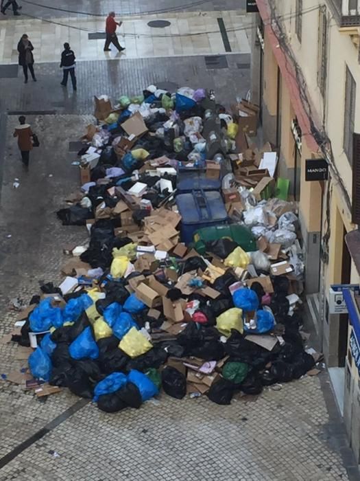 Imagen de la basura acumulada en la calle Moreno Monry en el Centro enviada por @antonio_trillo