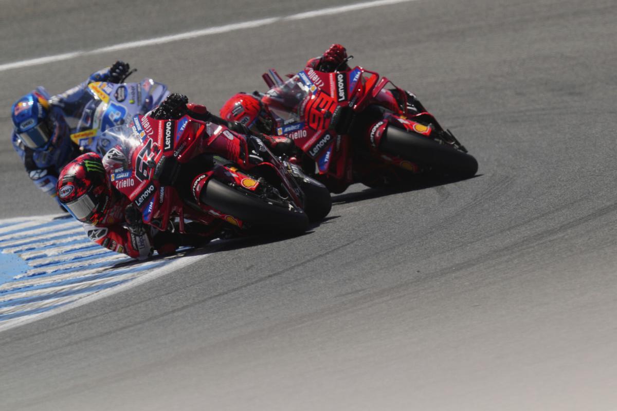 Italian rider Francesco Bagnaia of the Ducati Lenovo Team steers his motorcycle followed by Spain's rider Marc Marquez of the Ducati Lenovo Team and Spain's rider Alex Marquez of the BK8 Gresini Racing MotoGP during the MotoGP race of the Grand Prix of Spain, at the Angel Nieto racetrack in Jerez de la Frontera, Spain, Sunday, April 27, 2025. (AP Photo/Jose Breton) Associated Press/LaPresse. EDITORIAL USE ONLY/ONLY ITALY AND SPAIN