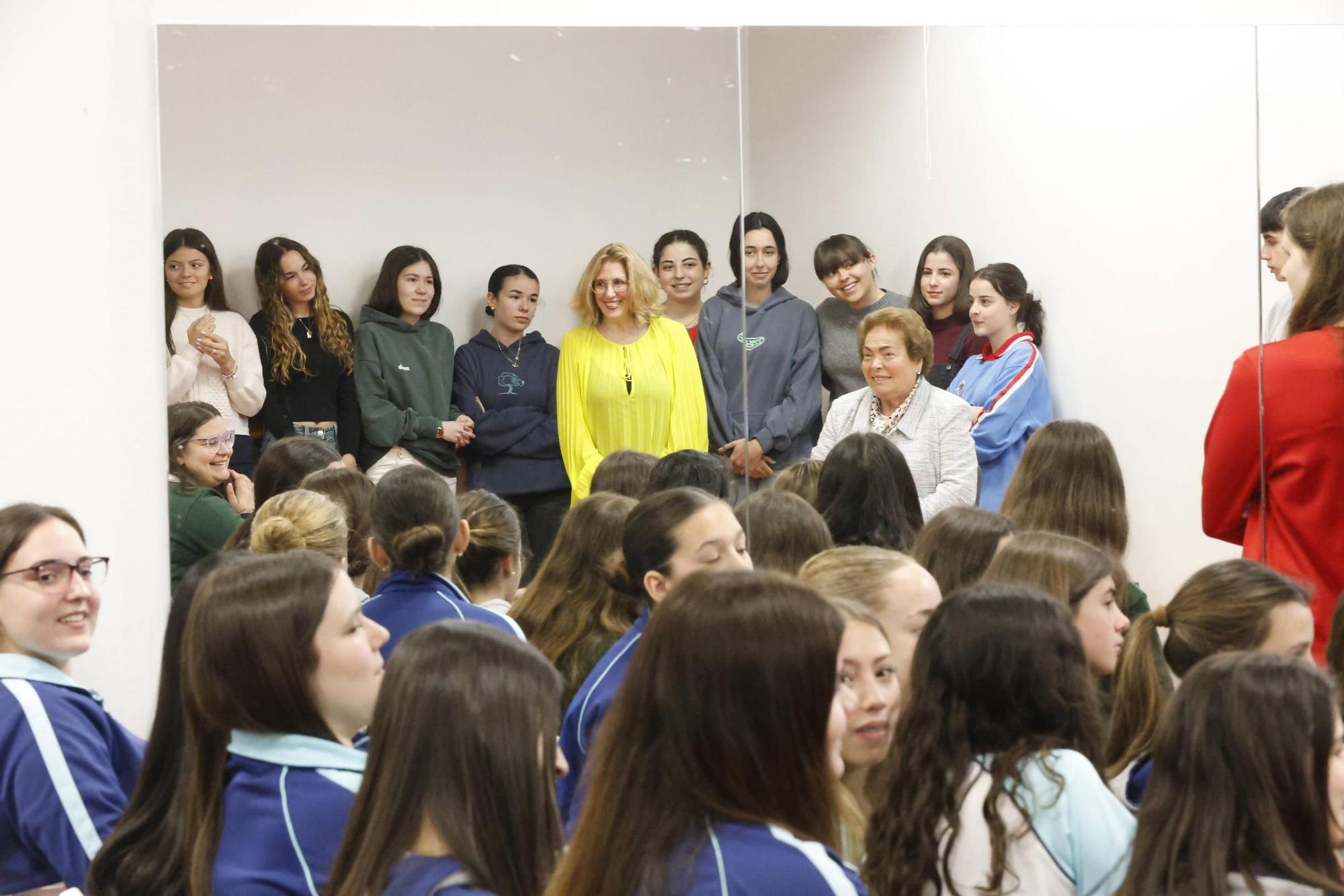 El homenaje en La Corolla a la primera conductora de ambulancias en Asturias, en imágenes