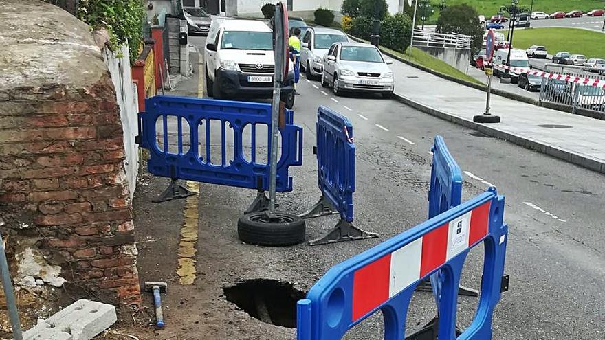 Un hundimiento en la calle Vetusta obliga a desviar el bus