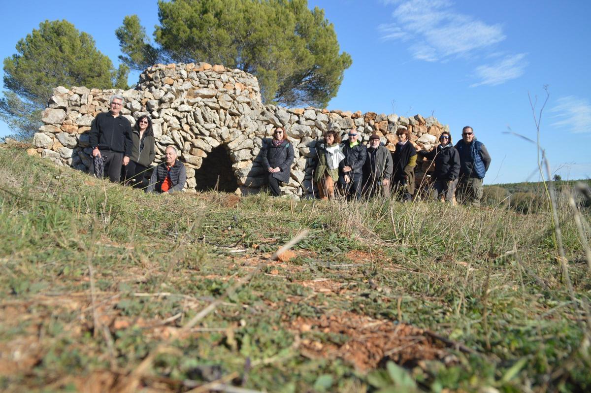 Un grup de visitants d'una barraca, al terme de Llers