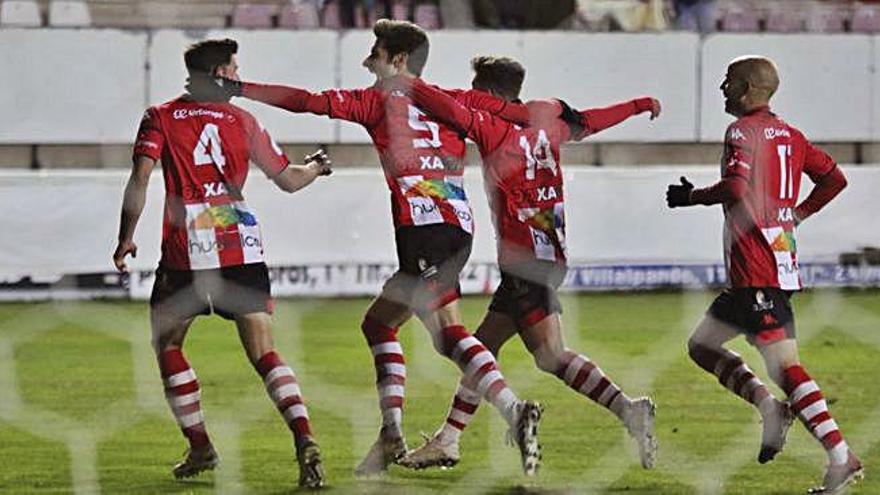 Varios jugadores del Zamora acuden a felicitar a Piña tras marcar el gol que supondría la victoria rojiblanca ante el segundo clasificado.