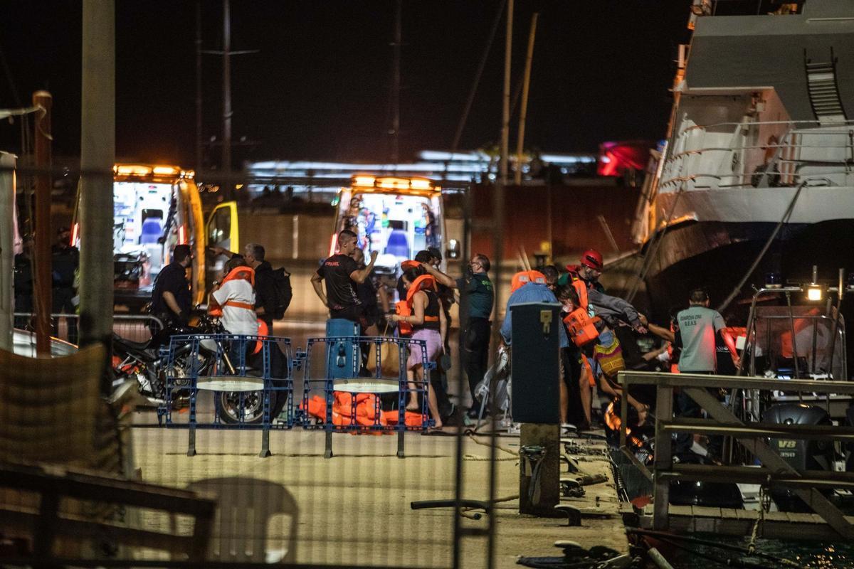 Los equipos de rescate llevan a tierra a los pasajeros del ferri accidentado.