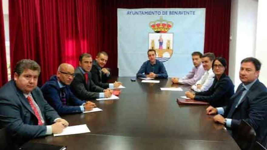 El alcalde con los directores de entidades financieras y técnicos municipales ayer por la mañana.