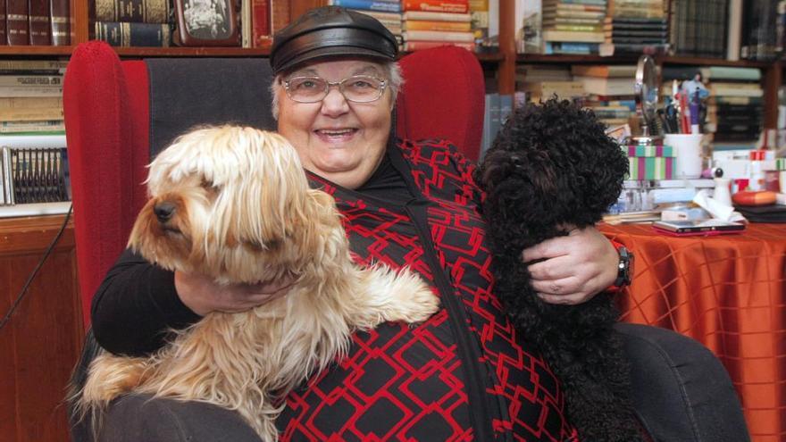 La actriz Dorotea Bárcena en su casa junto a sus dos perros