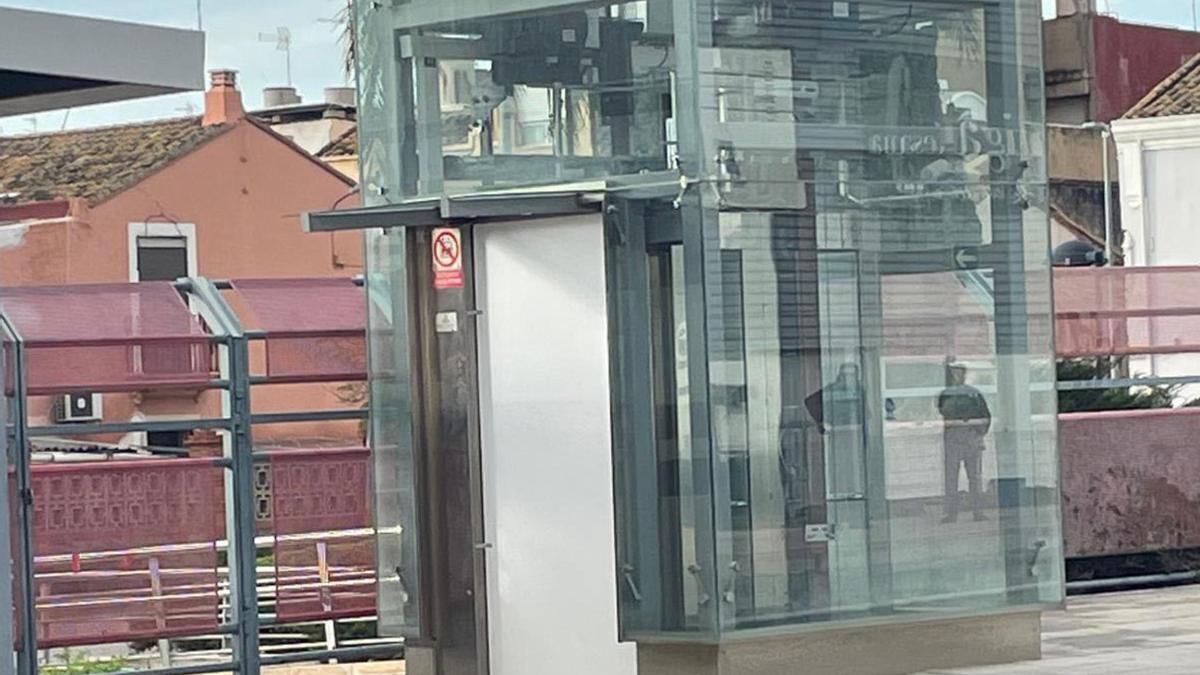 Ascensor sin funcionar en la estación de Catarroja.