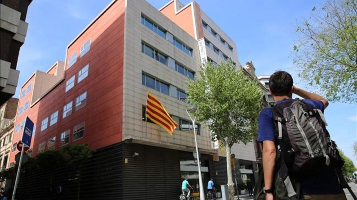 Fachada de la sede nacional de CDC, en la calle de Còrsega de Barcelona.