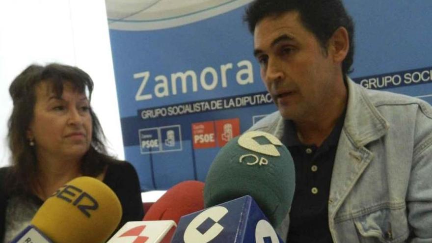 El alcalde de Sanzoles junto a la diputada Rosa Muñoz.