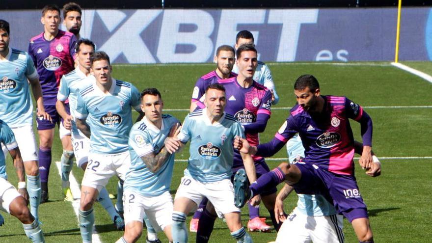 Jugadores del Celta y del Valladolid en un saque de córner