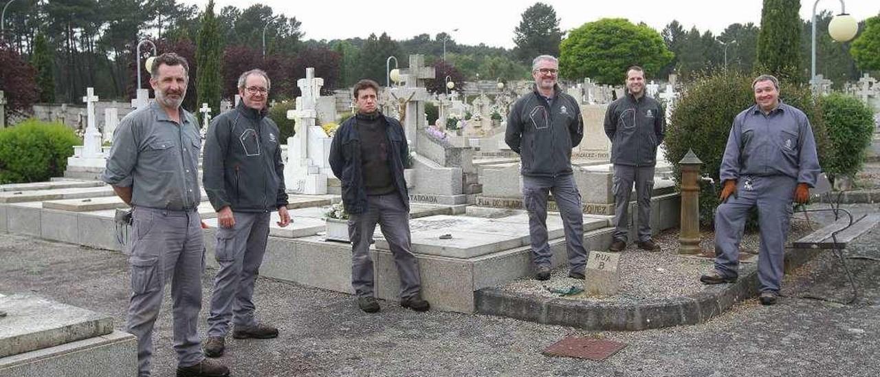 Trabajadores del servicio de Cementerios de Ourense, en el recinto de Santa Mariña. // Iñaki Osorio