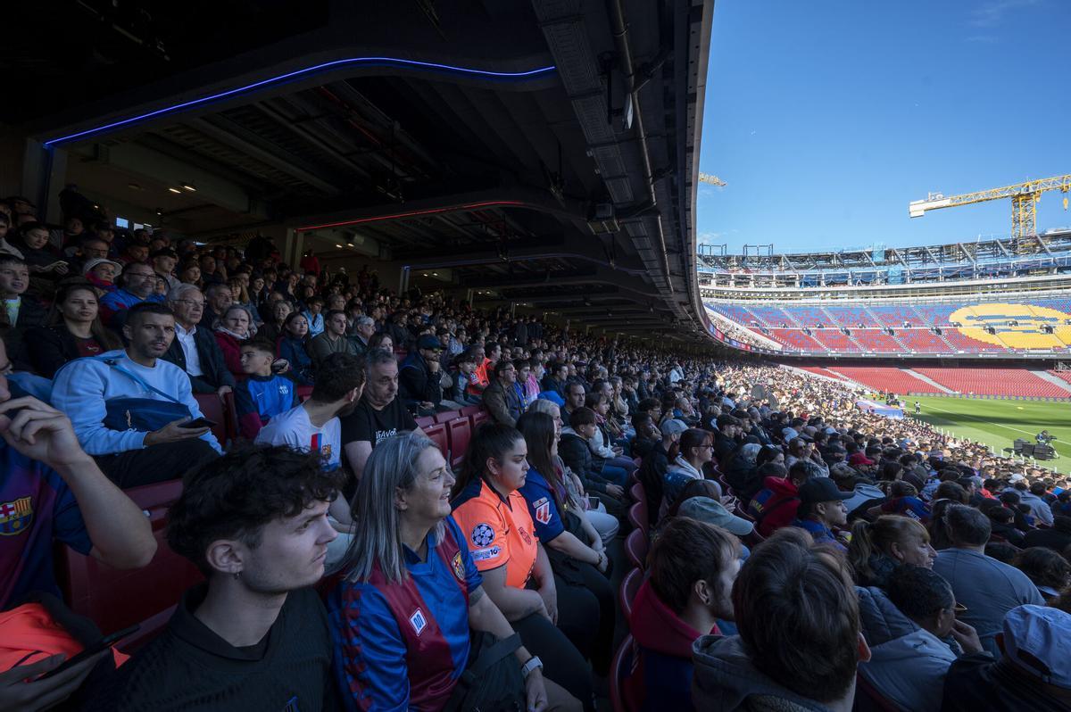 Barcelona. 07.11.2025.  Deportes.  Público en la tribuna del Spotify Camp Nou durante el primer test con casi 22.000 aficionados en la grada del estadio azulgrana para presenciar el entrenamiento del primer equipo del Barça . Fotografía de Jordi Cotrina