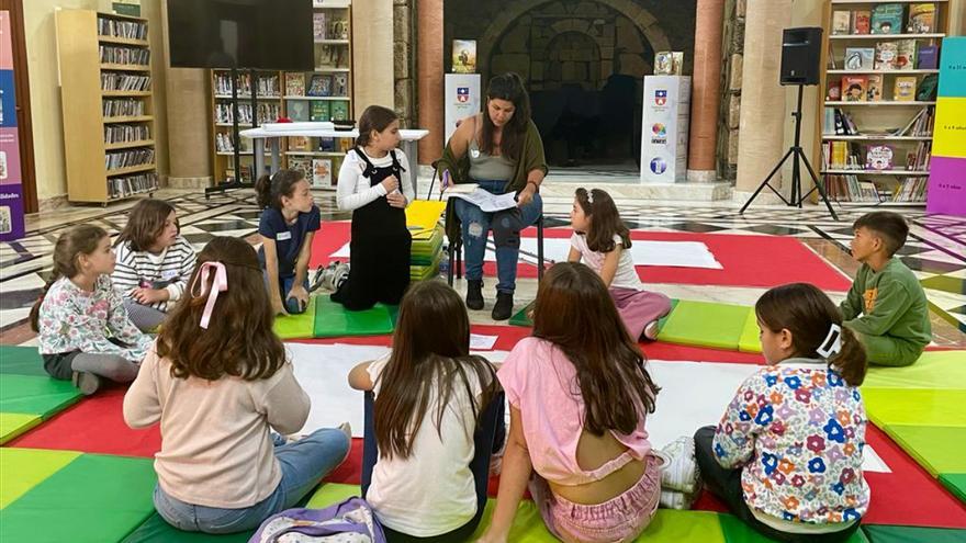 Un centenar de niños disfruta de un campus navideño entre historias