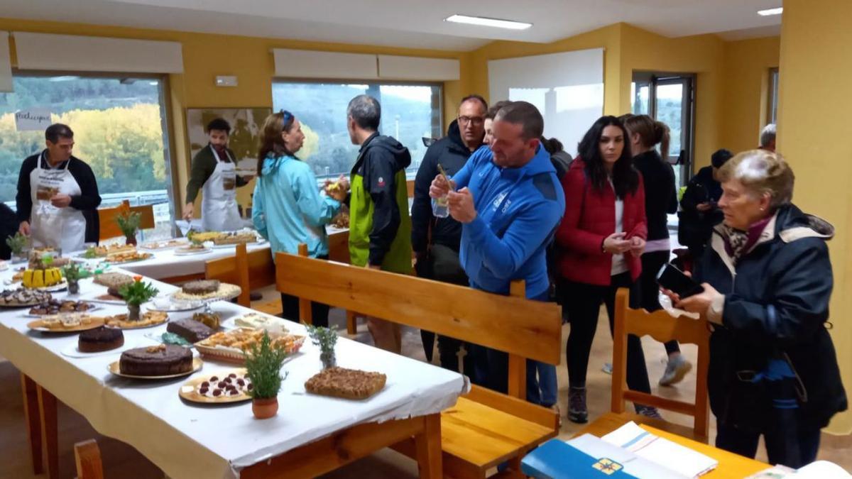 La gente observa los postres de castañas presentados al concurso. | V. E. B.