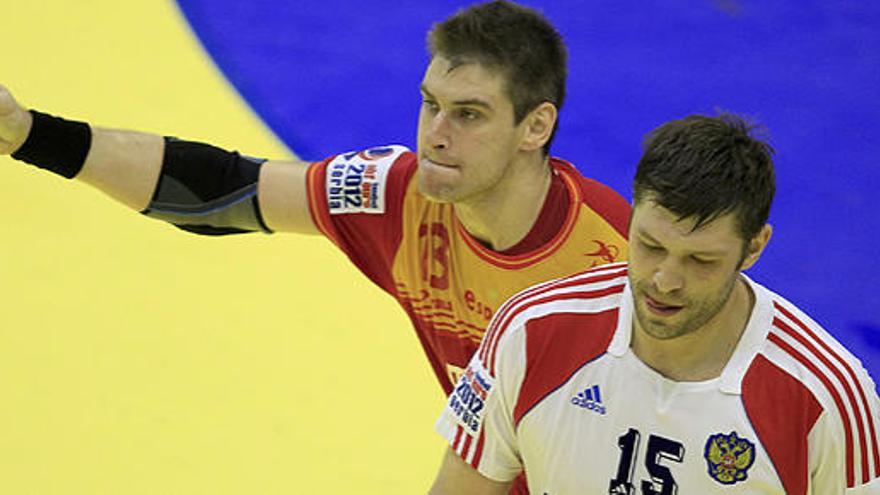 Aguinagalde celebra un gol ante el ruso Alexey Rastvortse.