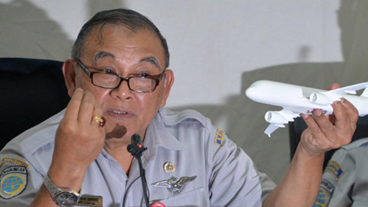 El responsable del Comité Nacional para la Seguridad en el Transporte de Indonesia, Tatang Kurniadi, ofrece una rueda de prensa sobre la caja negra del vuelo QZ8501 de AirAsia, en Yakarta (Indonesia).