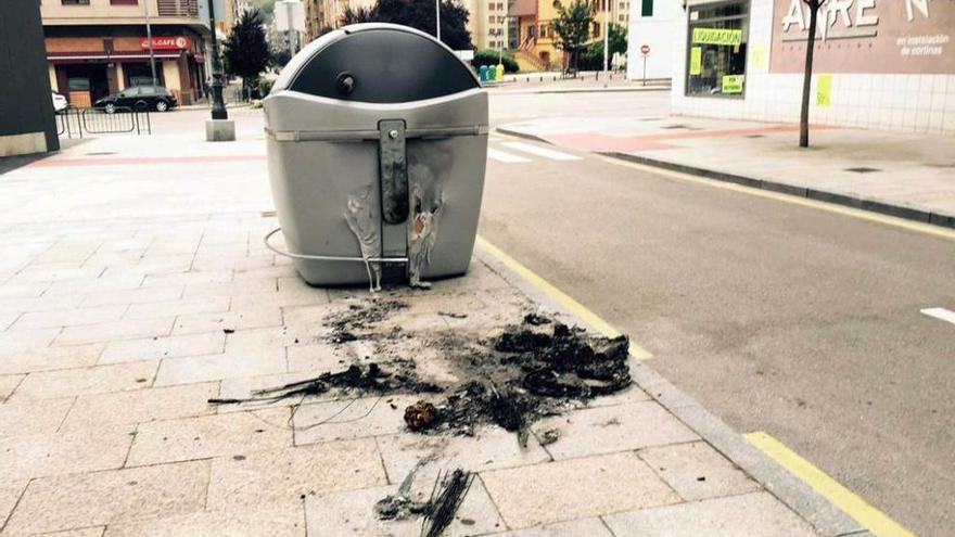 Contenedores afectados por actos vandálicos este verano en Mieres.