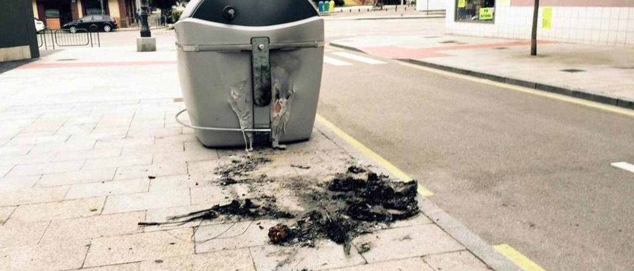 El contenedor de basura que ayer apareció quemado en el centro de Mieres.