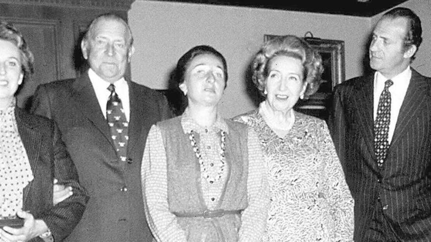 El Rey don Juan Carlos junto a su padres y hermanas.