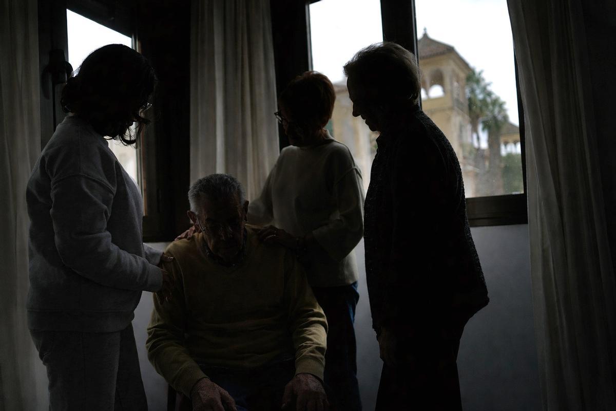 Laura, Carmen e Isabel se encargan del cuidado de Pepe, padre y esposo de 93 años gran dependiente.
