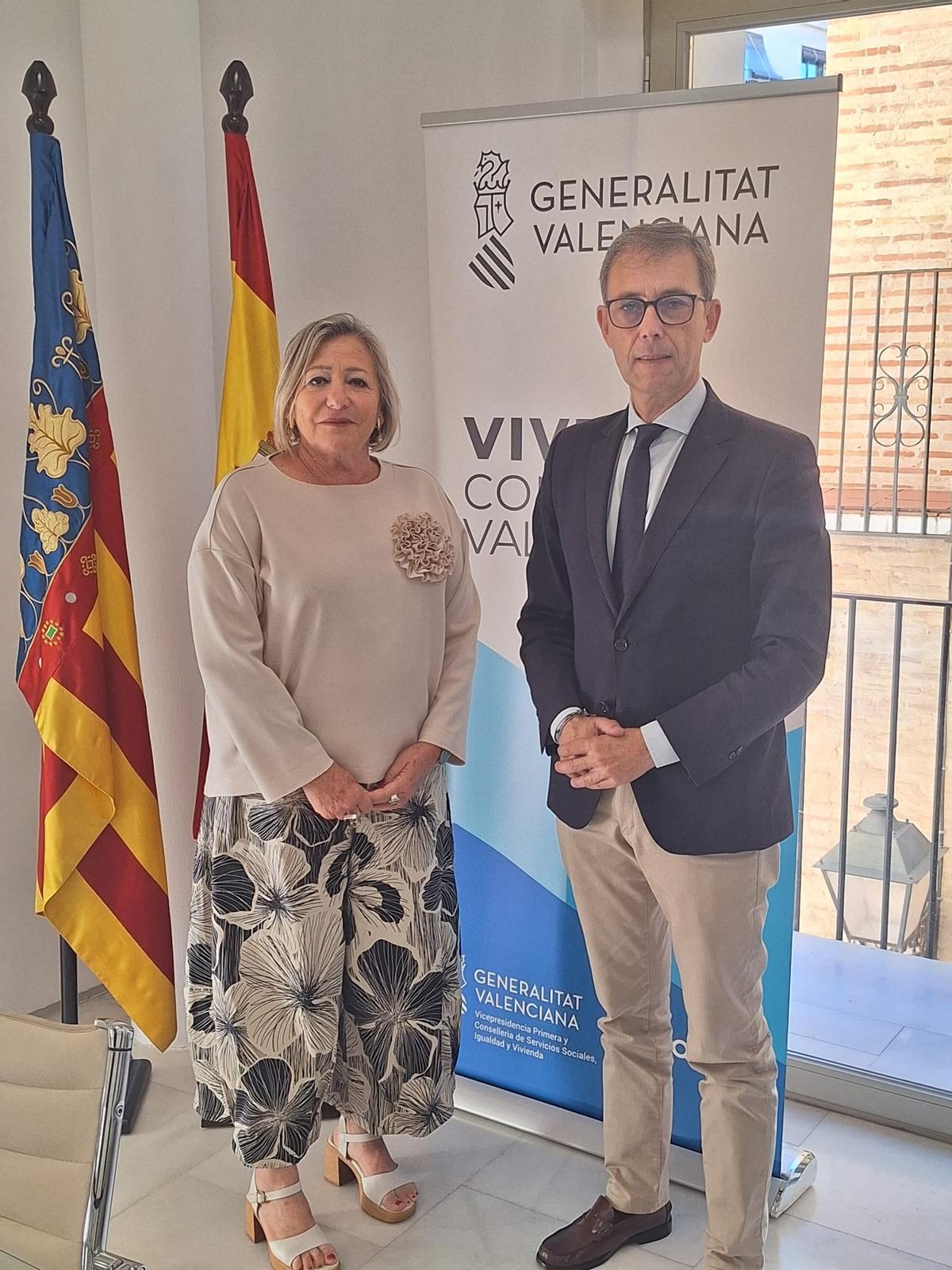 La alcaldesa de Vinaròs, María Dolores Miralles, junto al secretario autonómico de Vivienda, Sebastián Fernández.