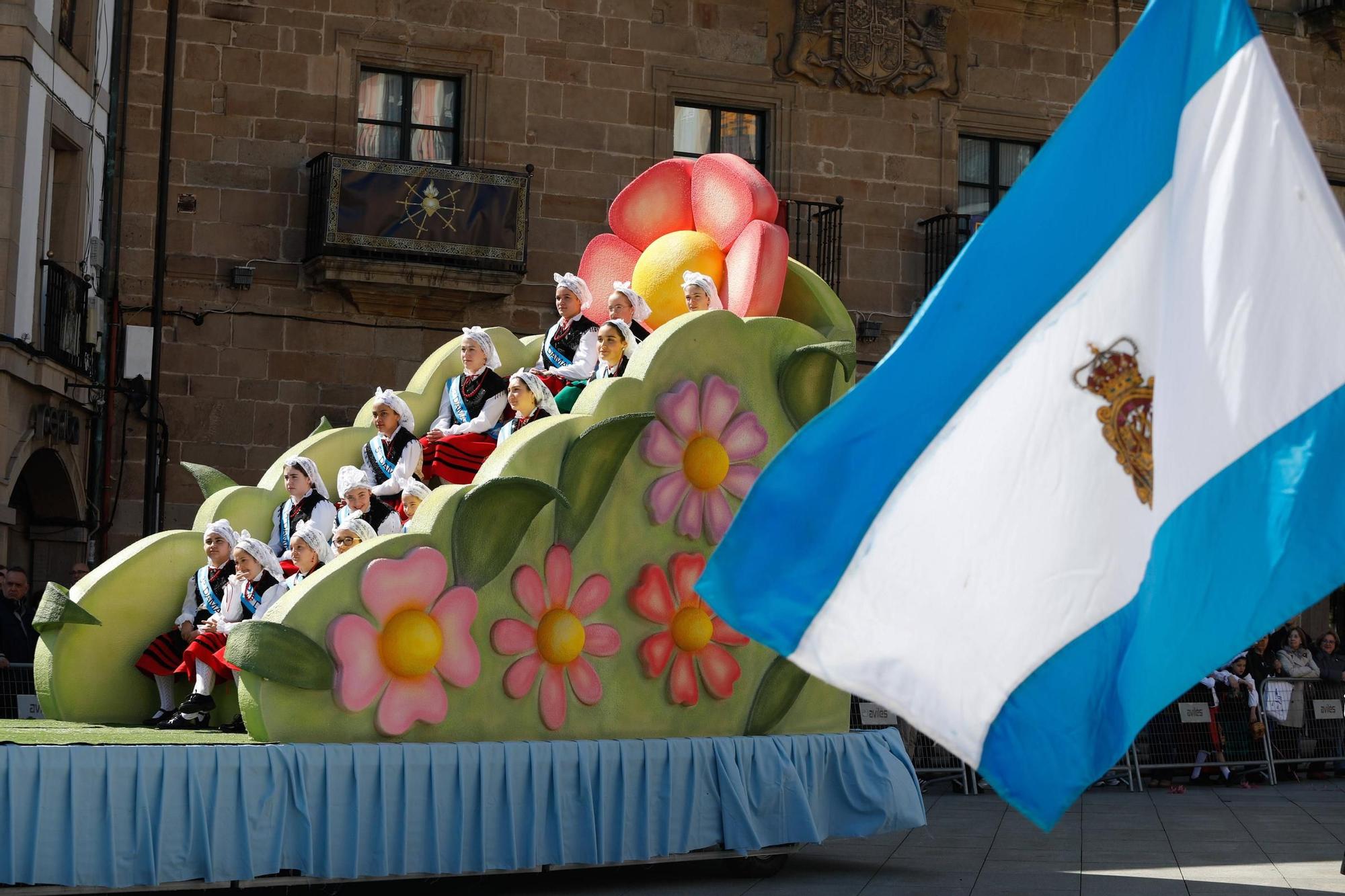 EN IMÁGENES: El multitudinario desfile de carrozas de El Bollo en Avilés