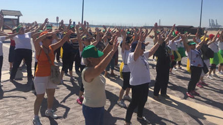 Una marcha saludable en la playa de la Malva-rosa