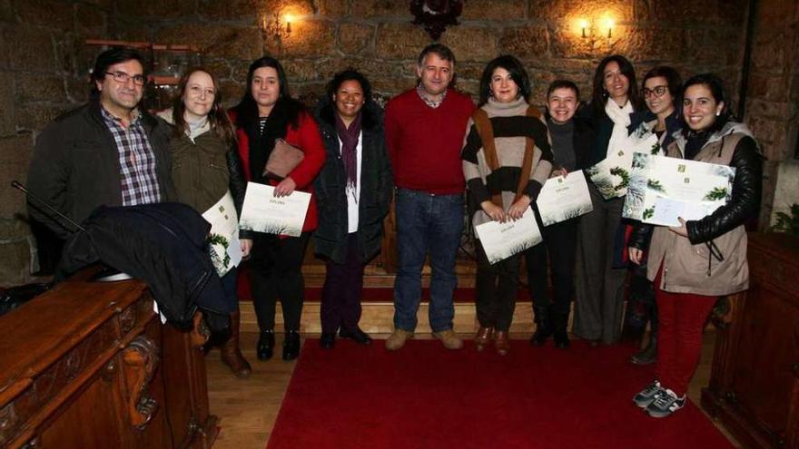 Manuel Cuiña y Ana Luisa González posan con premiados y miembros del jurado. // Bernabé/Gutier