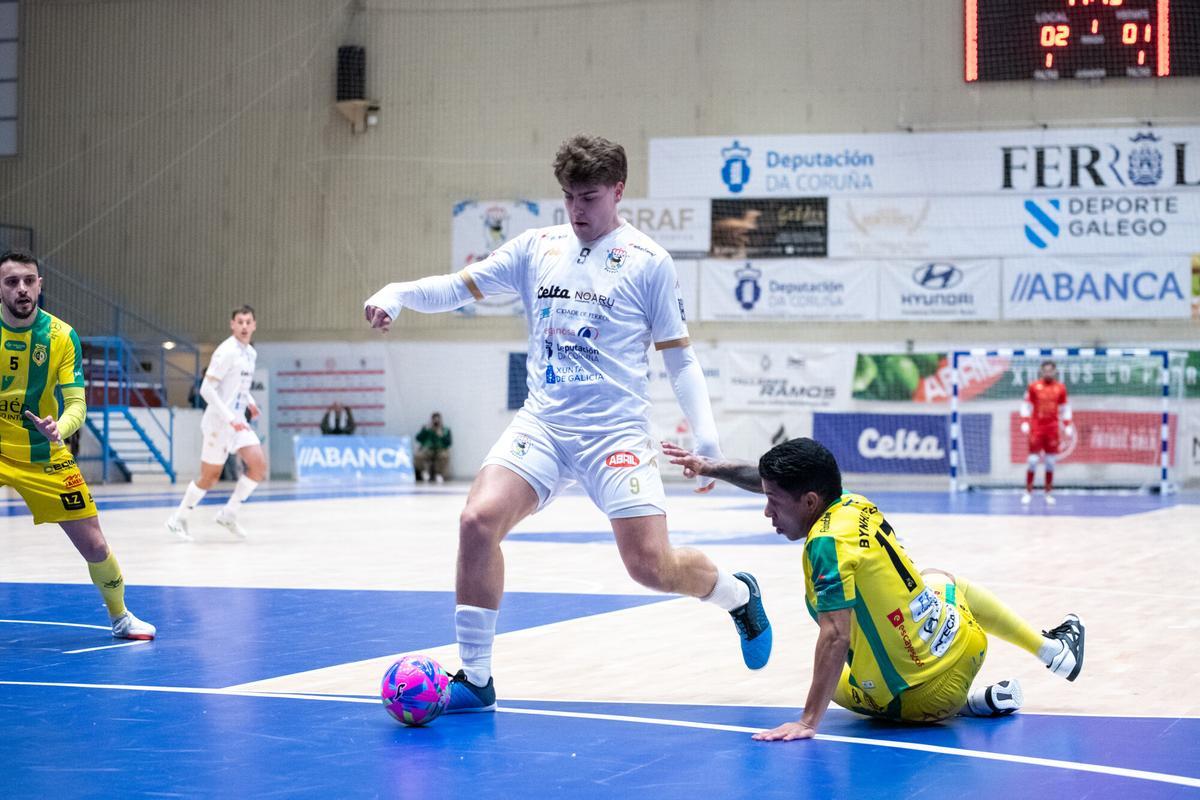 Gonzalo Santa Cruz conduce el balón en un partido de O Parrulo esta temporada.