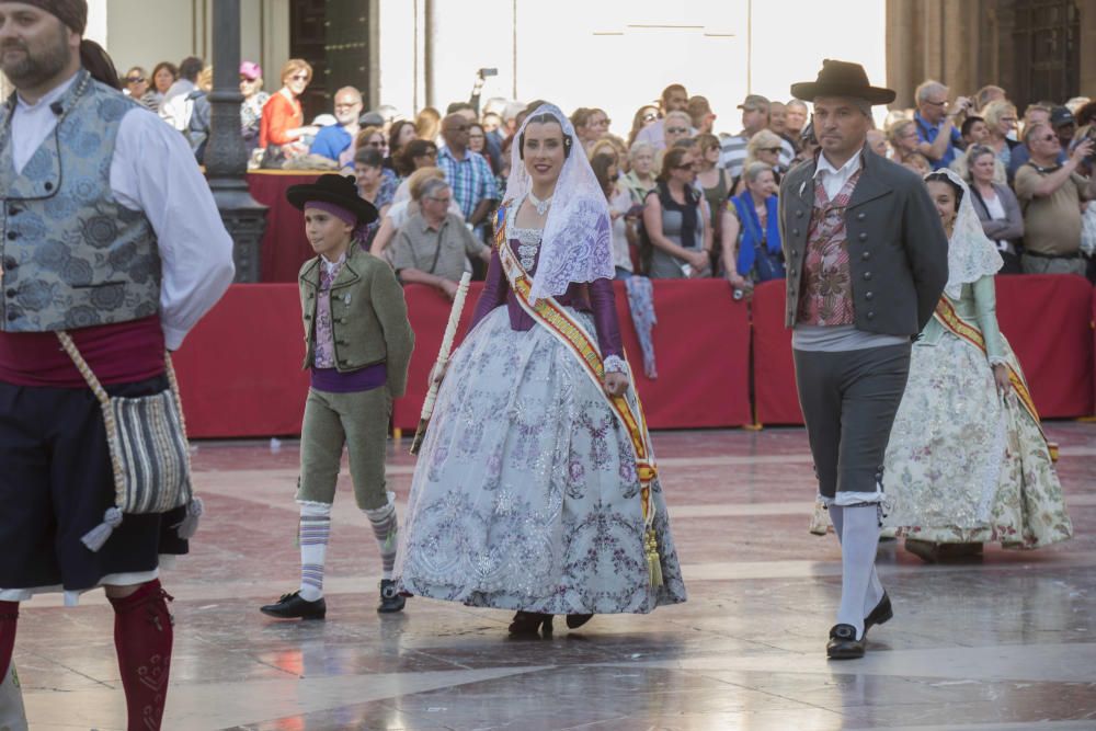 Desfile de las falleras mayores de las diferentes comisiones durante la procesión general de la Mare de Déu dels Desemparats.