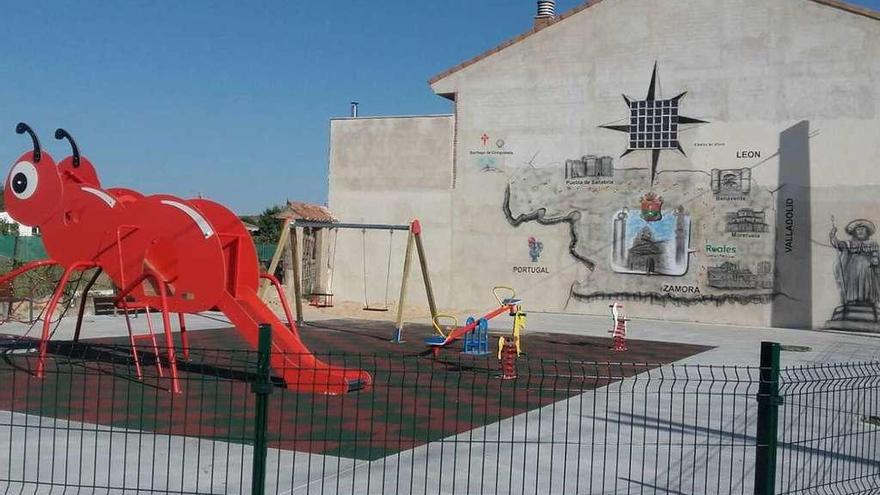 Nuevo parque infantil construido en Roales junto a la Vía de la Plata, con un mural sobre las rutas jacobeas.