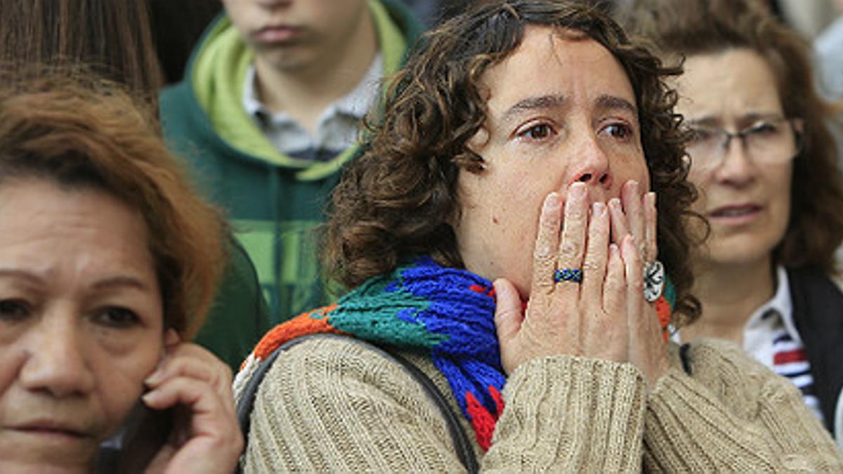 Consternación ante el instituto Joan Fuster.